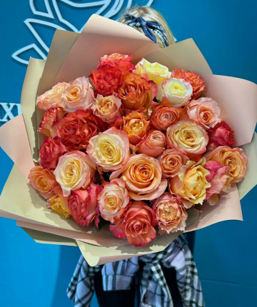 Букет из 31 желто-розовой розы