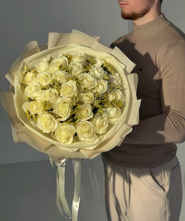 Букет из эквадорских роз и статицы - 33 шт