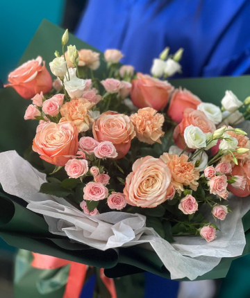 Букет из кустовых и эквадорских роз, лизиантусов и гвоздик - 24 шт