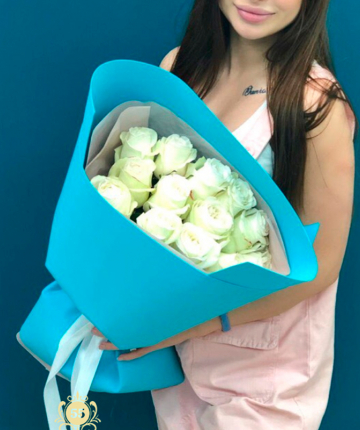 Букет из 15 белоснежных эквадорских роз в двойной упаковке