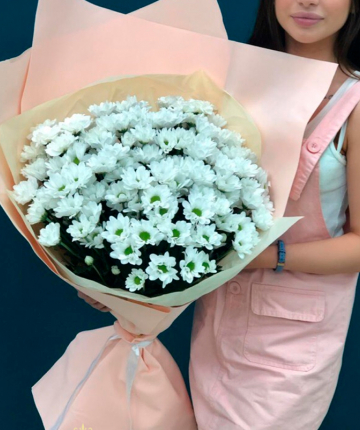 Букет из 17 белых кустовых хризантем