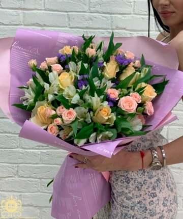 Букет из российских, кустовых роз и альстромерий - 27 шт