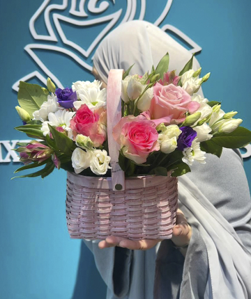 Композиция из альстромерий, лизиантусов, хоизантем и роз в корзине - 11 шт