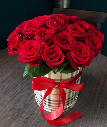 Композиция из красных эквадорских роз шляпной коробке - 17 шт