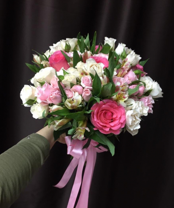 Свадебный букет из эквадорских роз, альстромерии и кустовых роз - 29 шт.