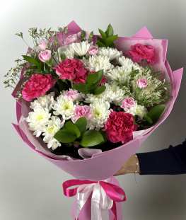 Букет из хризантем, гвоздик, рускуса - 21 шт