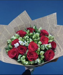 Букет из красных российских роз и альстромерии - 25 шт