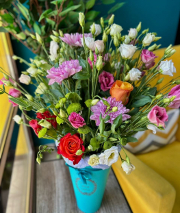 Композиция из лизиантусов, хризантем, роз и альстромерий - 15 шт